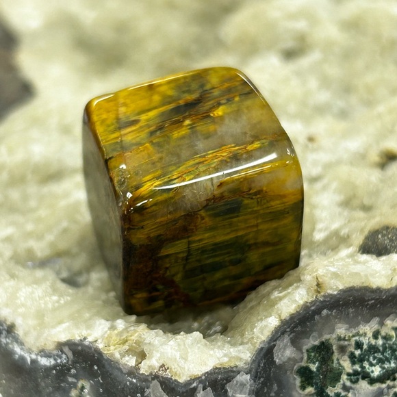 (1 piece) Pietersite Square Crystal Tumbles - Picture 5 of 6